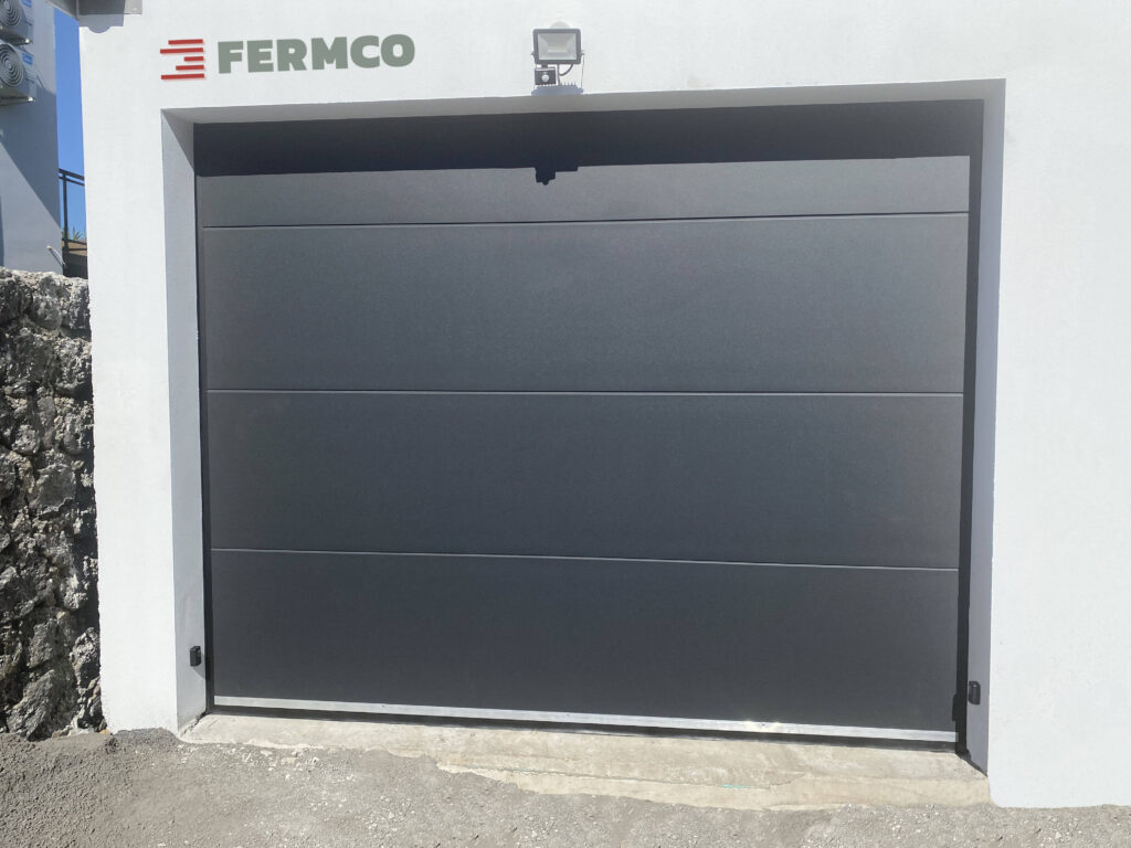 Réalisation pose porte de garage FERMCO à la Réunion