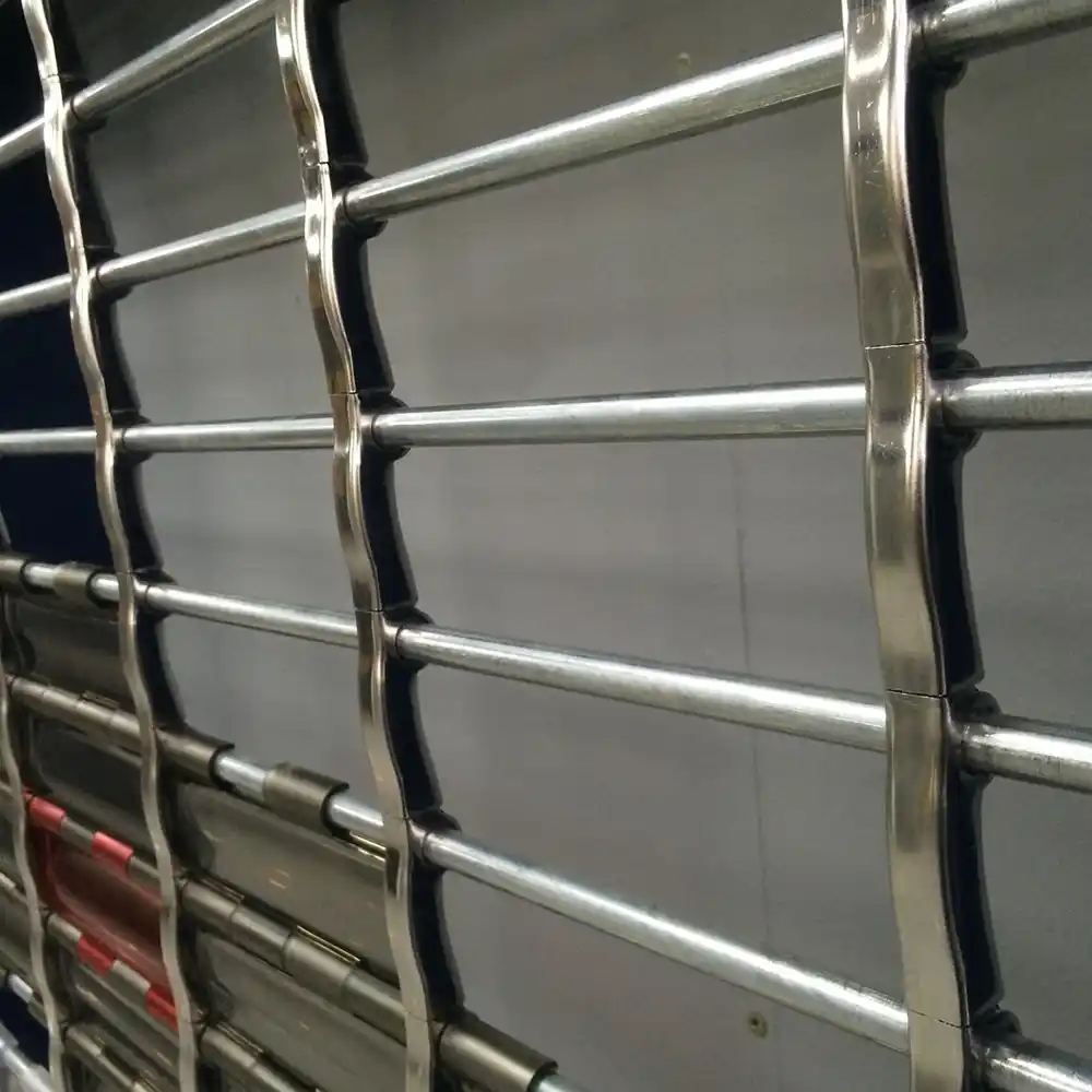 Détail sur la grille métallique à enroulement biellettes P77. En acier acier galvanisé brut.