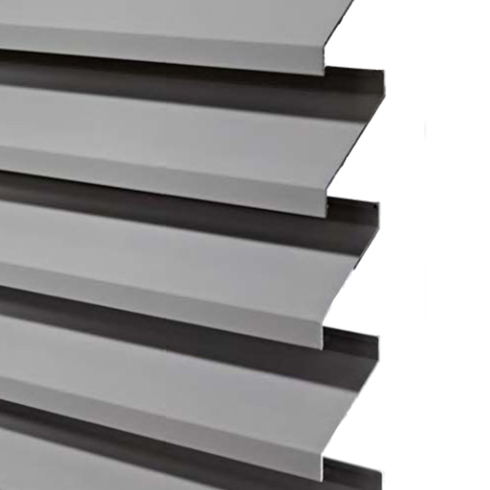 Détail d'un brise-soleil à ventelles en tôle pliée d'aluminium fabriqué par Fermco. Réunion 974.