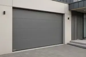 Porte de garage sectionnelle FERMCO en finition lisse RAL 7039 gris quartz. Design contemporain.